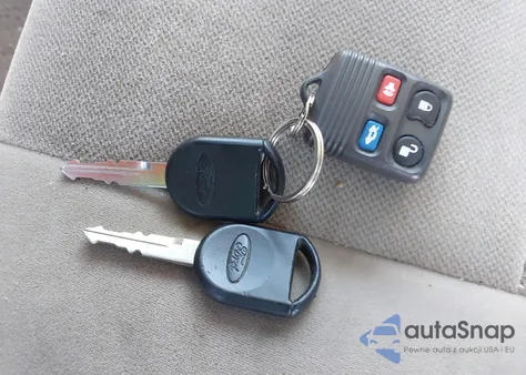 2005 Ford Crown Victoria Standard z USA, uszkodzony, nr VIN 2FAFP73W95X117153